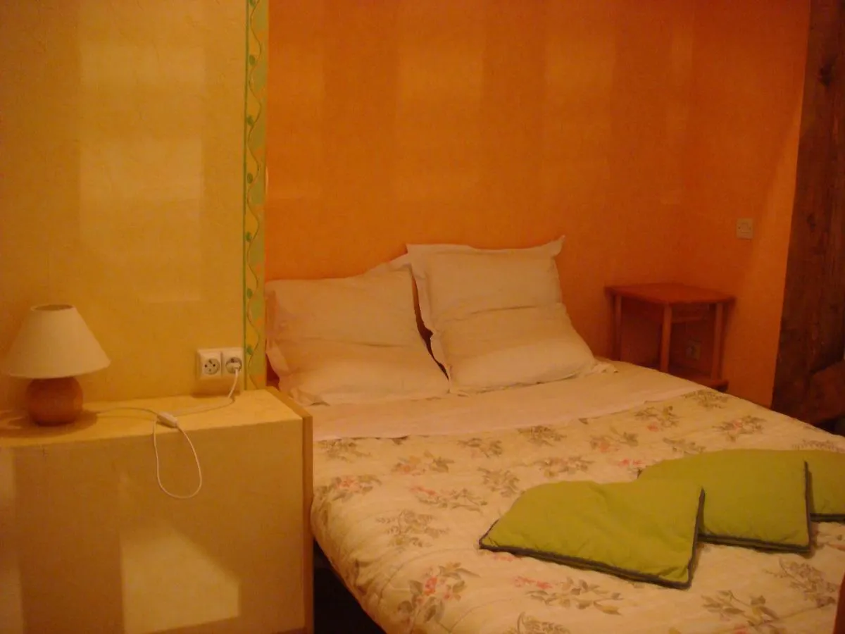 Mini-hôtel gite de pontgibaud Lathuile France